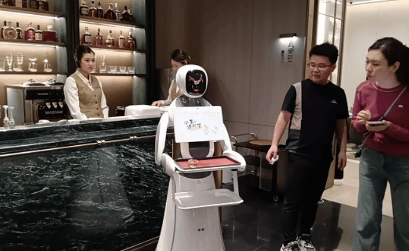 La technologie illumine le service&nbsp;! Le robot de livraison Amy red&eacute;finit l'exp&eacute;rience du centre de vente de Tianyuan Longting