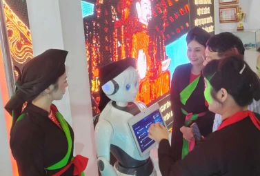 Le robot de service Alice AI d'Alpha&nbsp;Robotics brille lors de l'exposition sur les r&eacute;alisations en mati&egrave;re de d&eacute;veloppement du 80e&nbsp;anniversaire de la fondation nationale du Vietnam